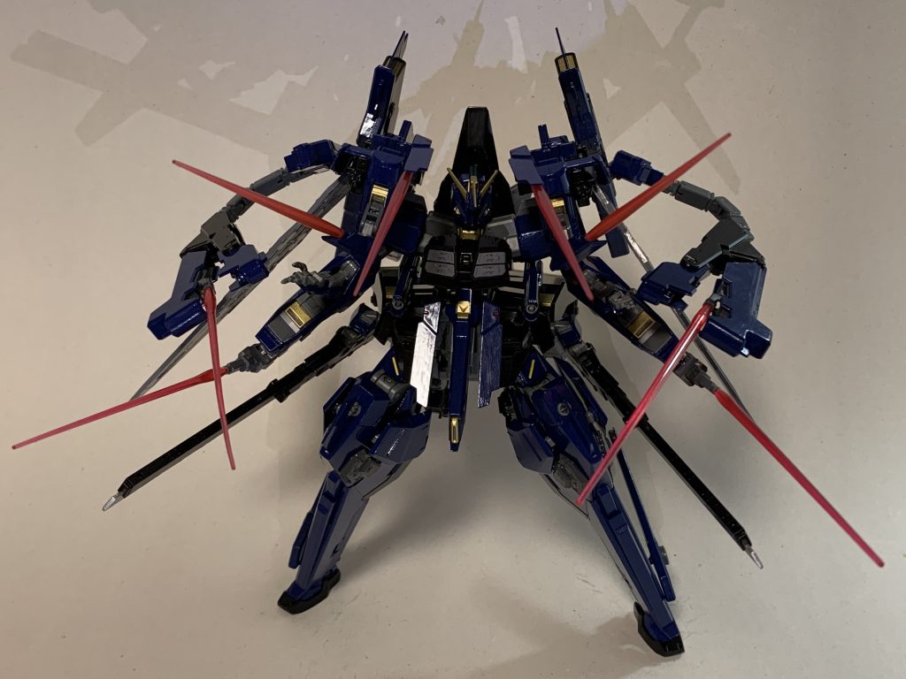 両手に手甲と蛇腹アームのビームガン兼ビームサーベルを装備。ある意味お約束のビームサーベルてんこ盛り(笑)武器腕ブレードライフルも格闘戦に使えるので、実質十刀流。