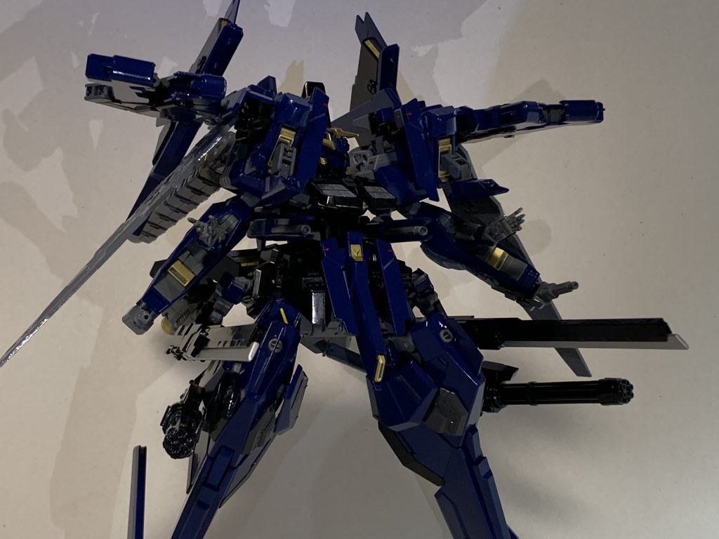 ブースターポッドにサブアームとガトリングガンを装備しており、背後への攻撃も可能。全面に展開してフルバースト。