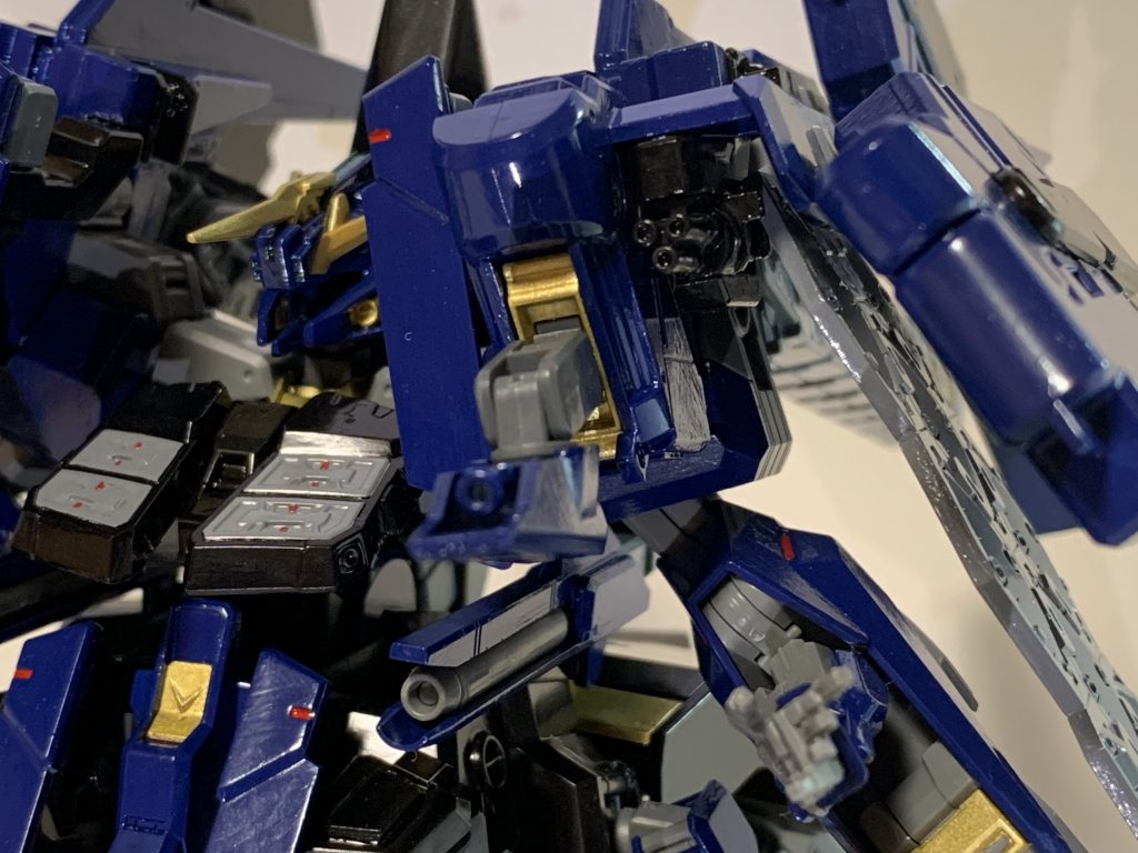 両肩に90mmバルカン砲と隠しビームガン、背部から脇下を通したビームキャノン。