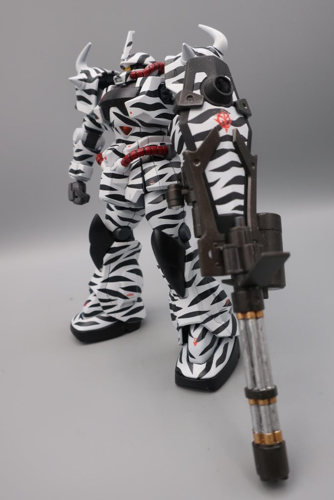 新しいおねーさんと交代し　ゆりやんは奥の社員用の部屋へ入っていきました。　新しいおねーさんはとても痩せていてすごくかわいい感じの方です。すると奥のドアからゆりやんが出てきて私達のテーブルの横を通り、店の出入り口まで行くと「○○、ランチ買いに行ってきます！」　と言い　店から出ていきました。　そうです、この携帯ショップの隣はコンビニなのです。　