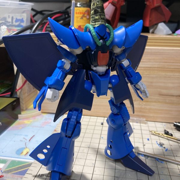 Ｚガンダムシリーズ、続いてはハンブラビです。とりあえずは太腿の延長から始めます。後は誰もやらないだろう顔の差し替えにチャレンジしてみます。これによりジークアクスのハンブラビっぽい表現も可能にします。（1枚目）
