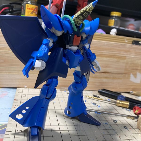 Ｚガンダムシリーズ、続いてはハンブラビです。とりあえずは太腿の延長から始めます。後は誰もやらないだろう顔の差し替えにチャレンジしてみます。これによりジークアクスのハンブラビっぽい表現も可能にします。（3枚目）