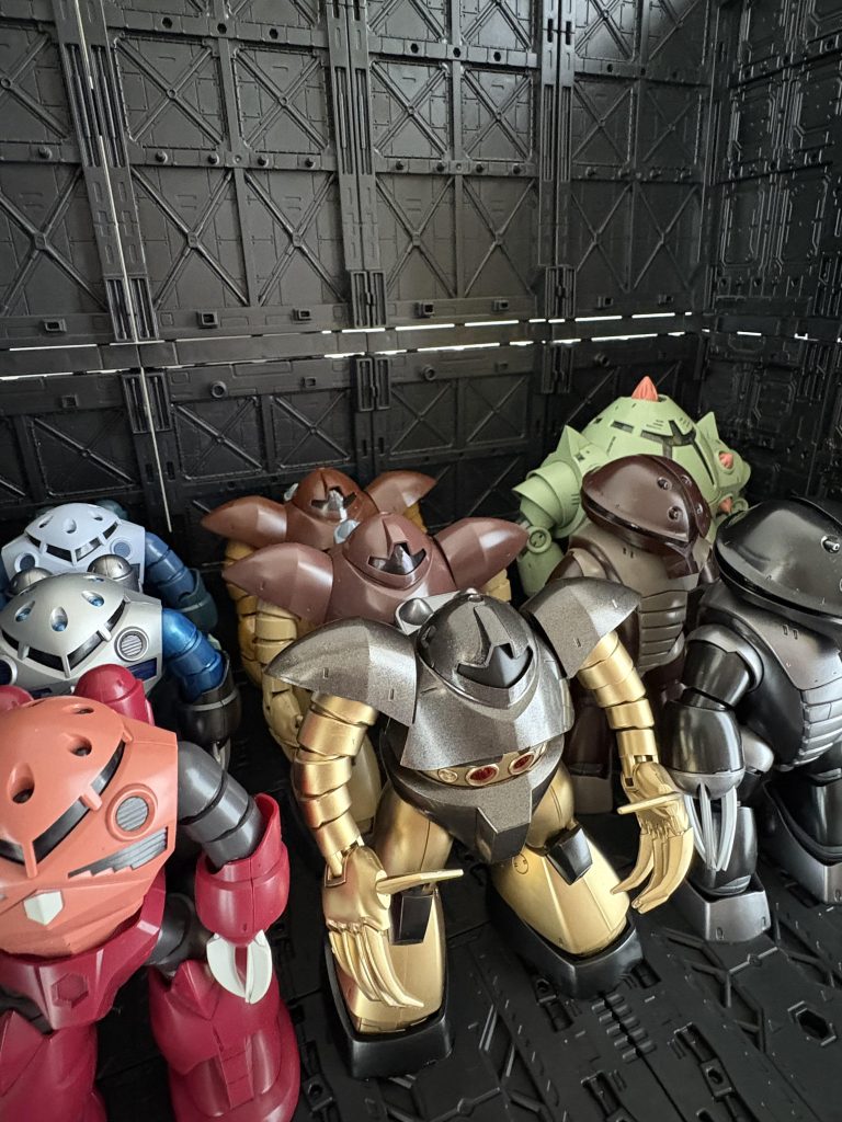 ジャブロー攻略に向けて、集結。指揮官「各機の状態はどうか?」整備士「概ね、各小隊の準備が調いつつあります。あとは少佐の機体が•••」指揮官「私の機体? 何かあるのか?」整備士「はっ。まだ外装(塗装)が仕上がっていません💦」指揮官「・・・塗装ね😅 (当たらなければどうということはないんだがな😅) •••では頼む。」整備士「はっ🫡」ご視聴、ありがとうございました😊