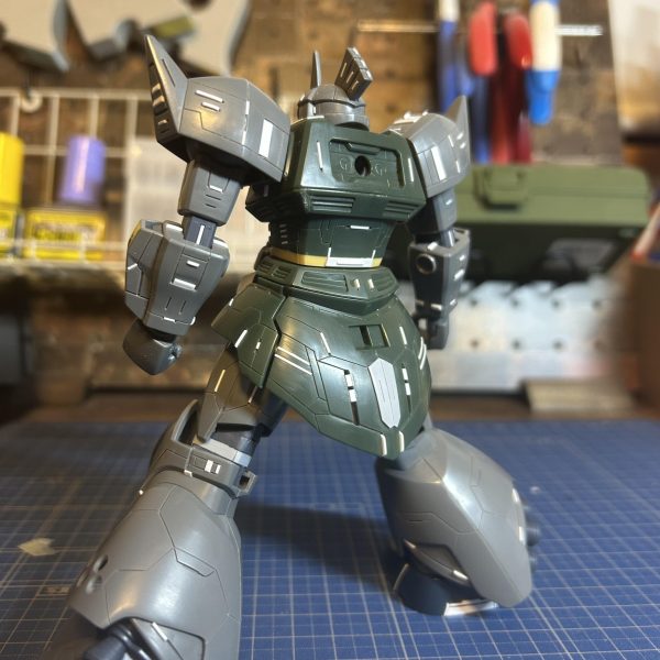 以前より、制作していましたゲルググでございます。概ね、工作パートが終わりましたので、ここで最後の制作途中投稿でございます。今回は、かなり股間節の幅や長さを好みの立ち姿になるように弄りました。併せて、膝関節ジョイント部分の延長により全体の脚の長さの延長。胴の延長にあわせてバランスを計り、足のバーニア位置を斜めに変更。これで微調整の後、いよいよ塗装に入ります！（2枚目）