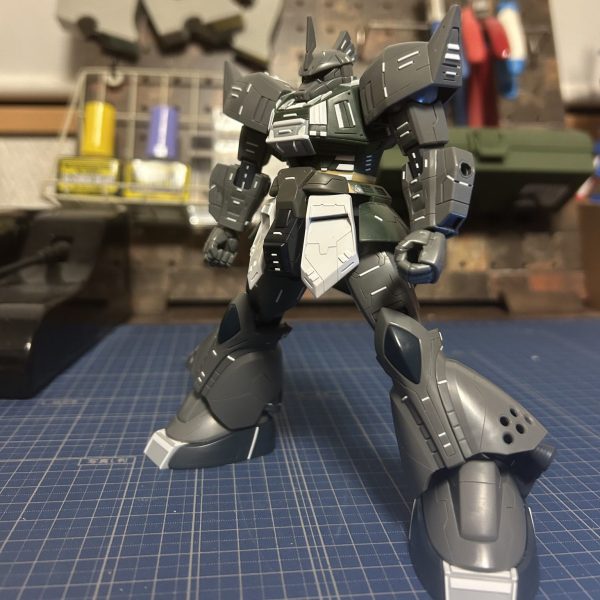 以前より、制作していましたゲルググでございます。概ね、工作パートが終わりましたので、ここで最後の制作途中投稿でございます。今回は、かなり股間節の幅や長さを好みの立ち姿になるように弄りました。併せて、膝関節ジョイント部分の延長により全体の脚の長さの延長。胴の延長にあわせてバランスを計り、足のバーニア位置を斜めに変更。これで微調整の後、いよいよ塗装に入ります！（1枚目）