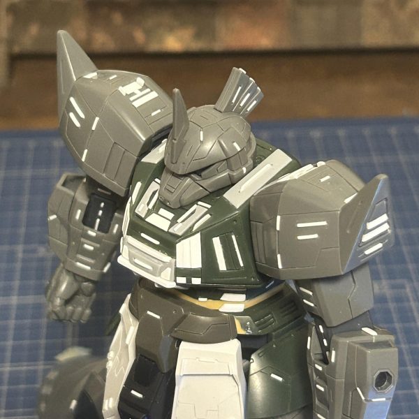 以前より、制作していましたゲルググでございます。概ね、工作パートが終わりましたので、ここで最後の制作途中投稿でございます。今回は、かなり股間節の幅や長さを好みの立ち姿になるように弄りました。併せて、膝関節ジョイント部分の延長により全体の脚の長さの延長。胴の延長にあわせてバランスを計り、足のバーニア位置を斜めに変更。これで微調整の後、いよいよ塗装に入ります！（3枚目）