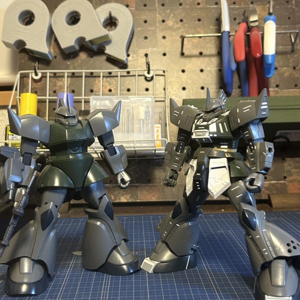 以前より、制作していましたゲルググでございます。概ね、工作パートが終わりましたので、ここで最後の制作途中投稿でございます。今回は、かなり股間節の幅や長さを好みの立ち姿になるように弄りました。併せて、膝関節ジョイント部分の延長により全体の脚の長さの延長。胴の延長にあわせてバランスを計り、足のバーニア位置を斜めに変更。これで微調整の後、いよいよ塗装に入ります！（4枚目）