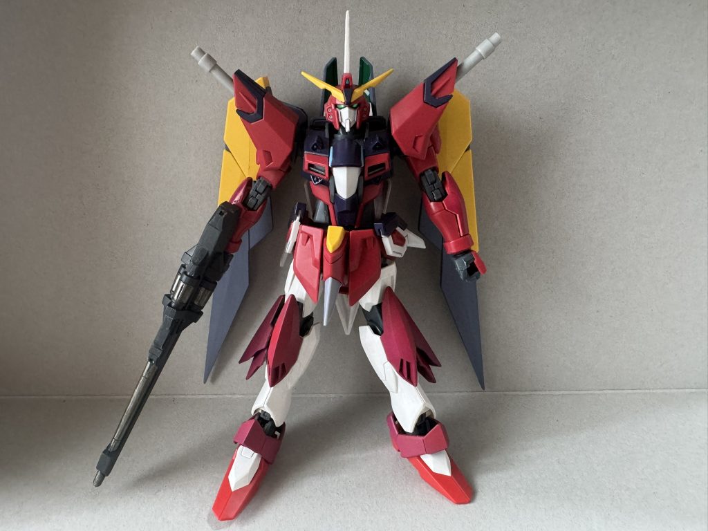 第二段階。せっかくのミキシングなので、セイバーの意匠である肩にサーベルを取り付け。変形時は前を向いてビーム砲になる、とかｗ調べたところ、実はひざ下のカラーリングってガンダムタイプは白いのが多く、それに合わせた塗装案でしたが思いのほかブレ〇バーンっぽくなっちゃったりしたので没に。