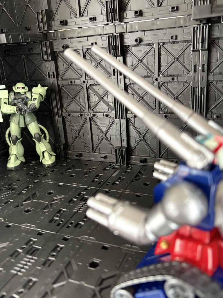 タンクをやれ❗️(ランバ・ラル)😱うわー⁉️キャタピラがー(ハヤト・コバヤシ)リュウさんはアムロを❗️😤