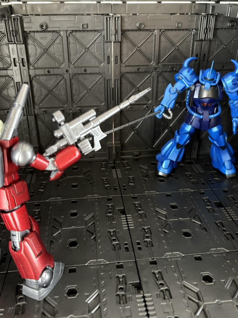 ば、爆発しちまう💦💦💦(カイ・シデン)そこへ一筋の閃光⁉️ガンダムというやつか。(ランバ・ラル)