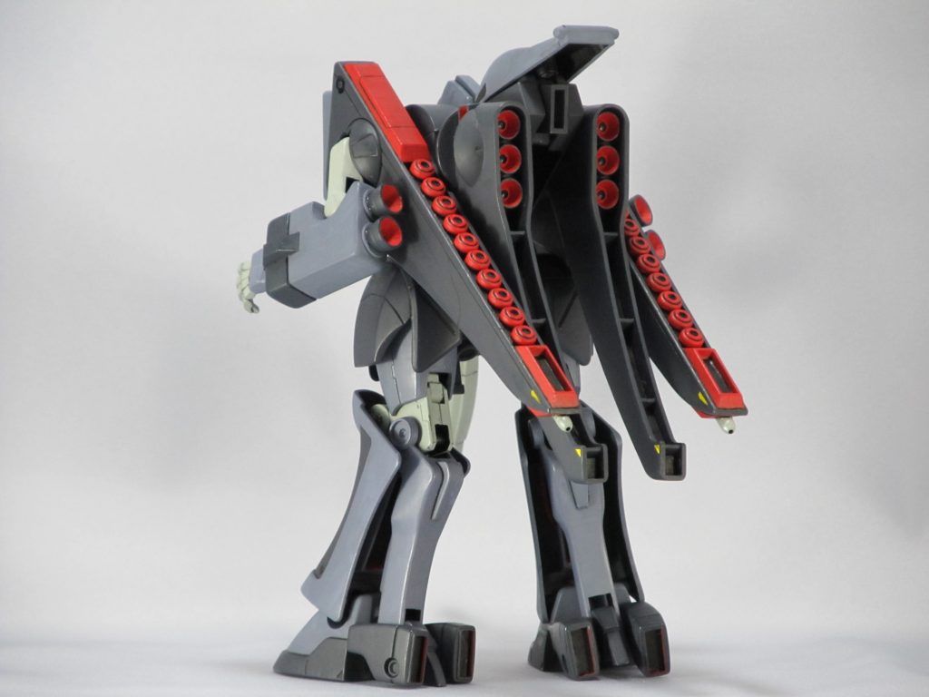 肘のスラスターは市販のものをつけて大型化太ももから膝関節はHGUC 197 ギャンのものを使用しています