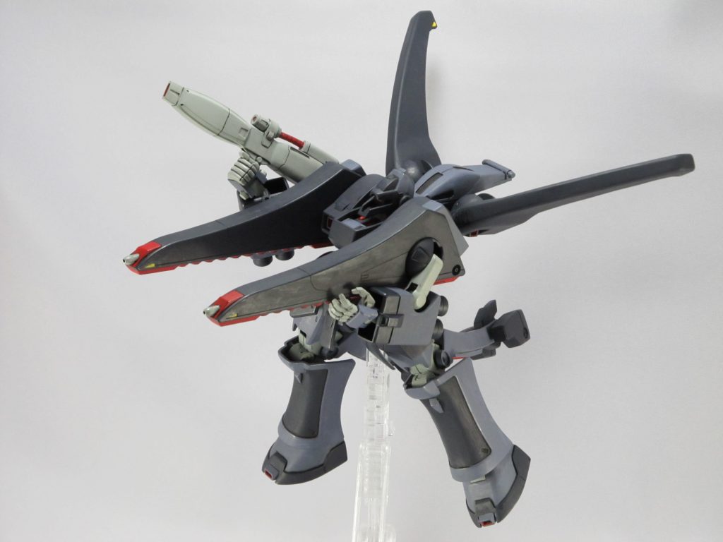 こんなデカいウエポン・ユニットならビーム砲が付いててもおかしくないと思い発射ポーズ1/144 リゲルグのビーム・ランサーの柄をつけてそれっぽく左の平手は市販のものを使用しています