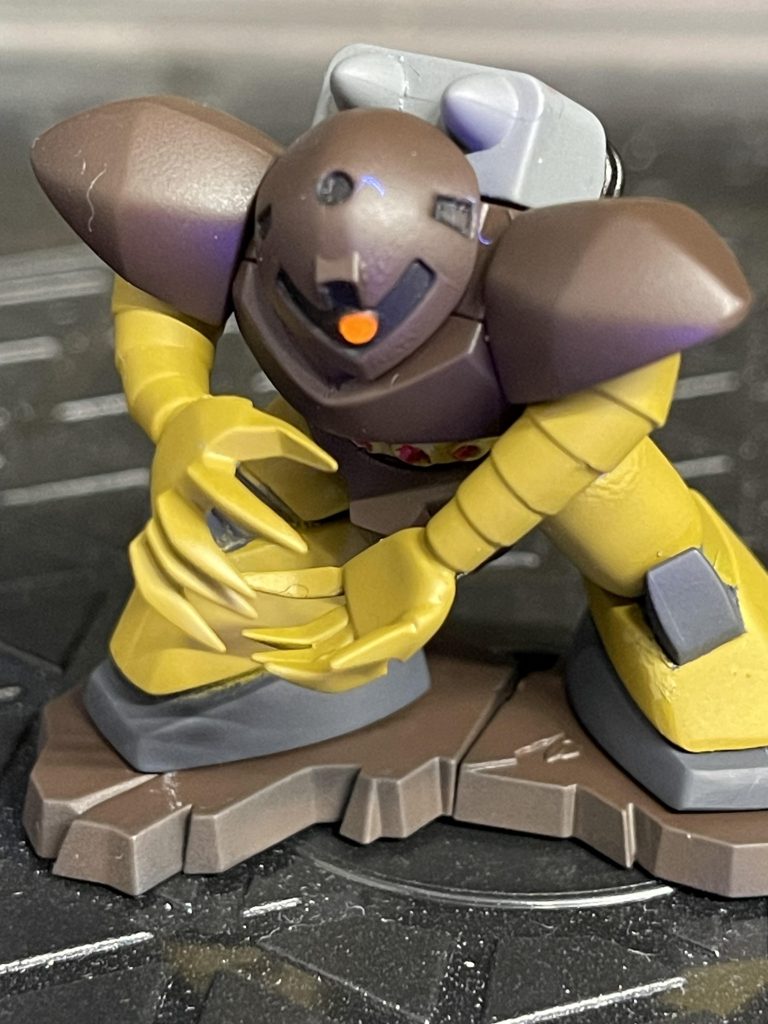 モノアイはブラックライトで光ります。