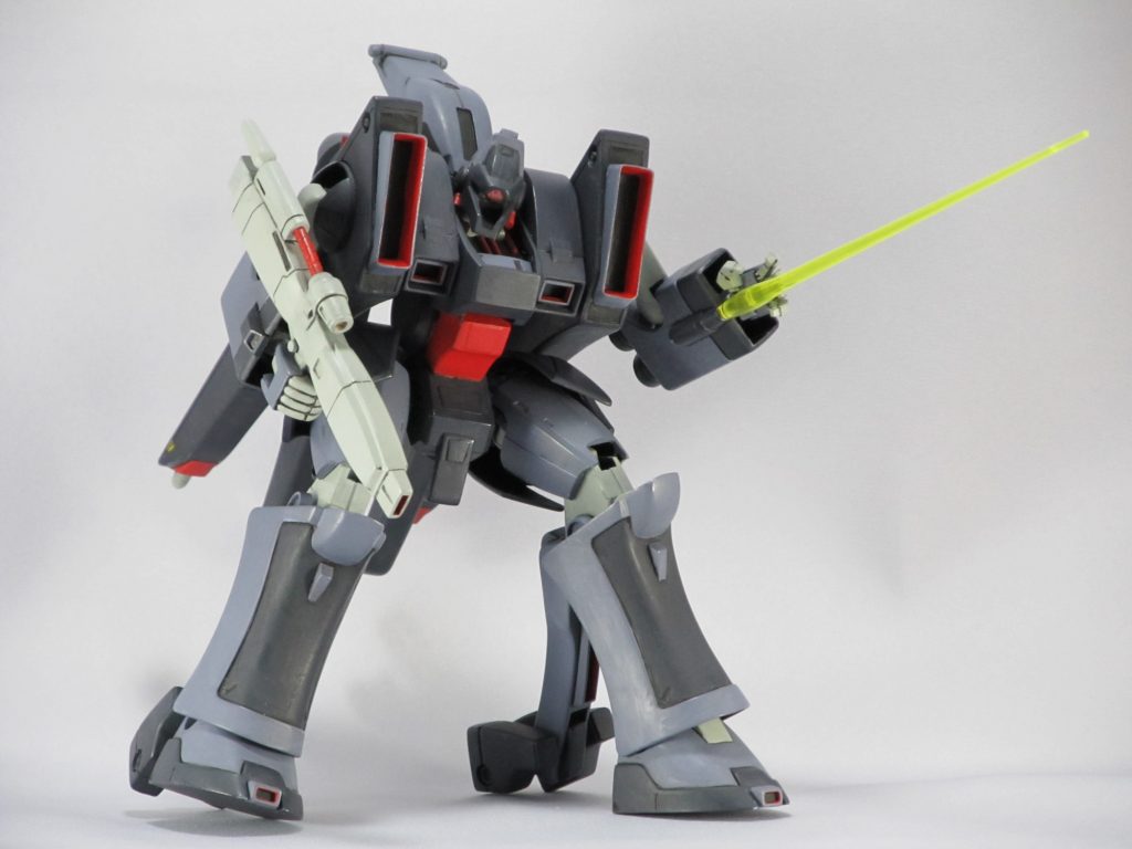ビーム・サーベルはビーム・ランチャーとして使用可能とのことなので取り出さなくても使えるはず…ビーム刃は適当なHGから拝借、ドリルで丸穴開けて差しただけのお手軽改造耳から伸びたケーブルは首の可動の妨げになっているので思い切ってバッサリカットつま先は市販のスラスターを張り付けています
