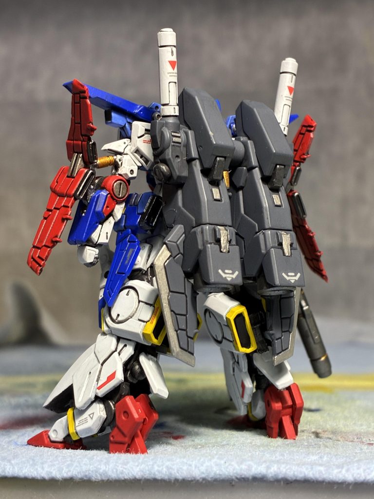 完成間近に両腕、両腰アーマーの艶消し塗装に大失敗し、やり直しているところです😅