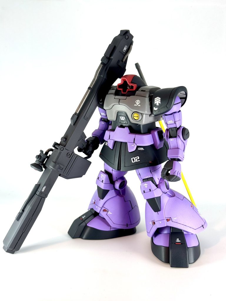 ビームバズーカがデカくてカッコいいです。今回主にイジった点は下記になります。他作品を参考に筋彫りを追加レッドチップ追加モノアイをメタルパーツに変更足内部のスラスターの取り付け位置変更肩やボディ、足などの目立つ合わせ目消し胸部はもっと筋彫りを追加していたのですが何回も修正してそれでも納得いかなかったので結局ほとんど埋めました。