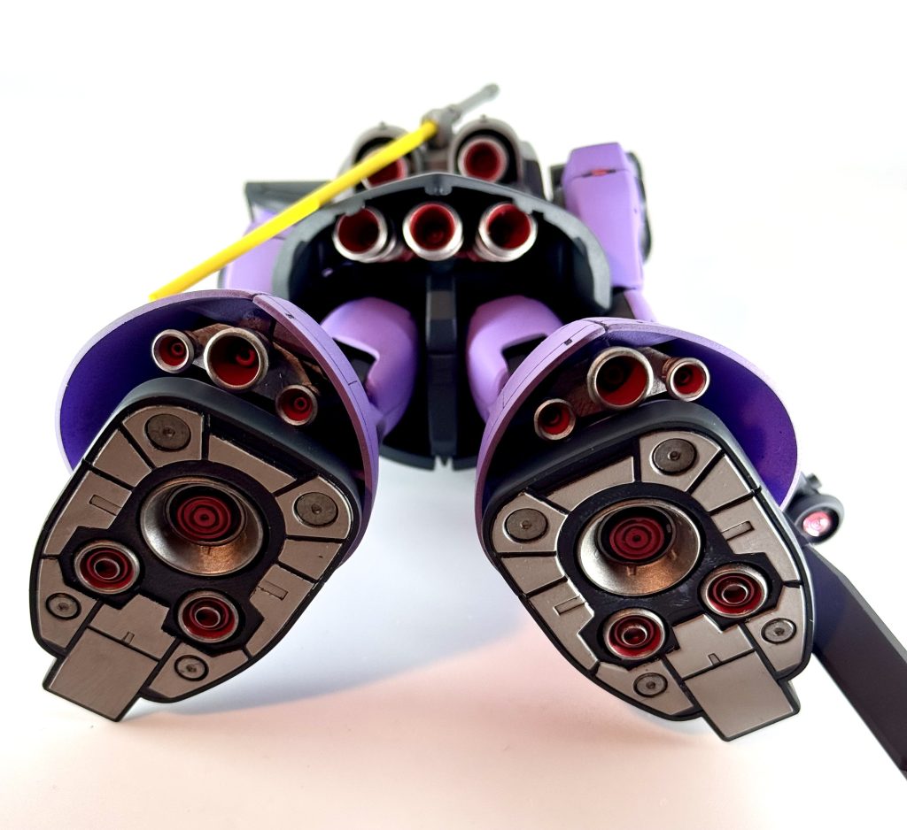 足のスラスターはそのままだと外から見えないので取り付け位置を下方にずらしています。足裏はスラスター部を一度切り出し(めっちゃ時間かかった)塗り分けして再度接着しています。