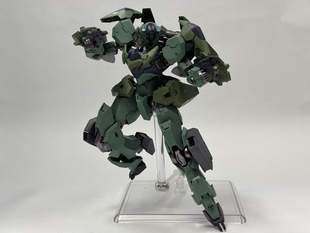 両脚のホルスターにGNビームピストル本機の数少ない射撃武装の一つ