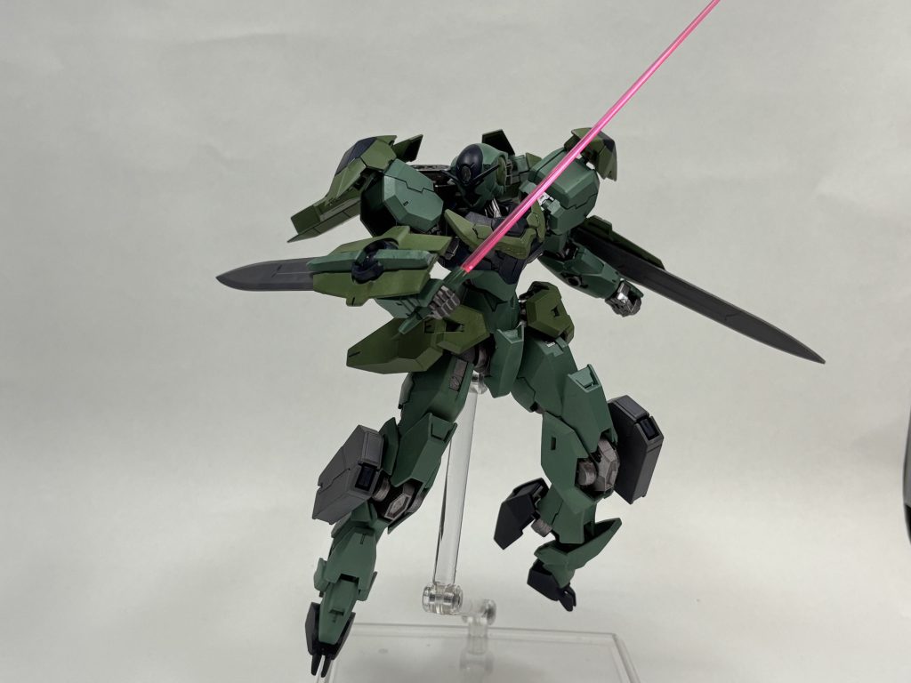 リアスカートにはGNビームサーベルを装備GNソードシールドは3mm軸接続なので使用時は後ろ側に回転させれます