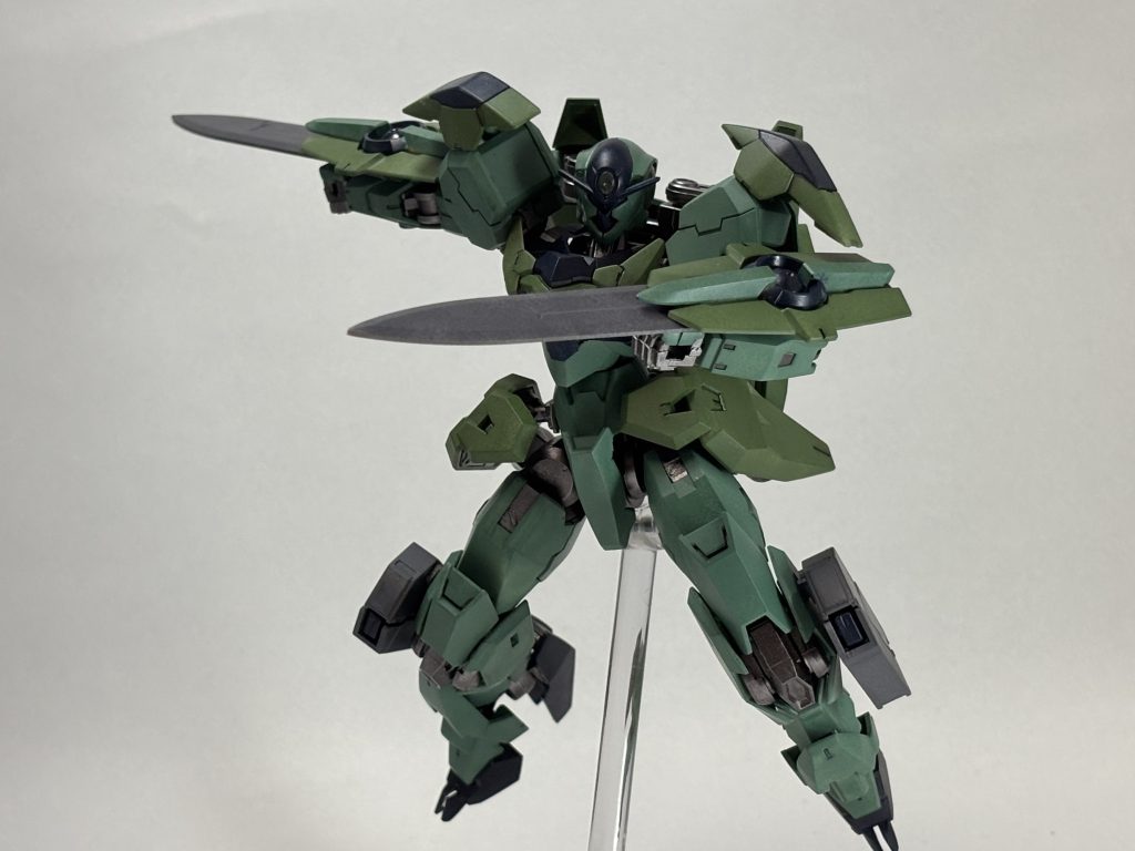 両腕に装備されたGNソードシールド本機のメイン武装シールド側からGN粒子をコーティングすることによって高い切断能力を付与できる