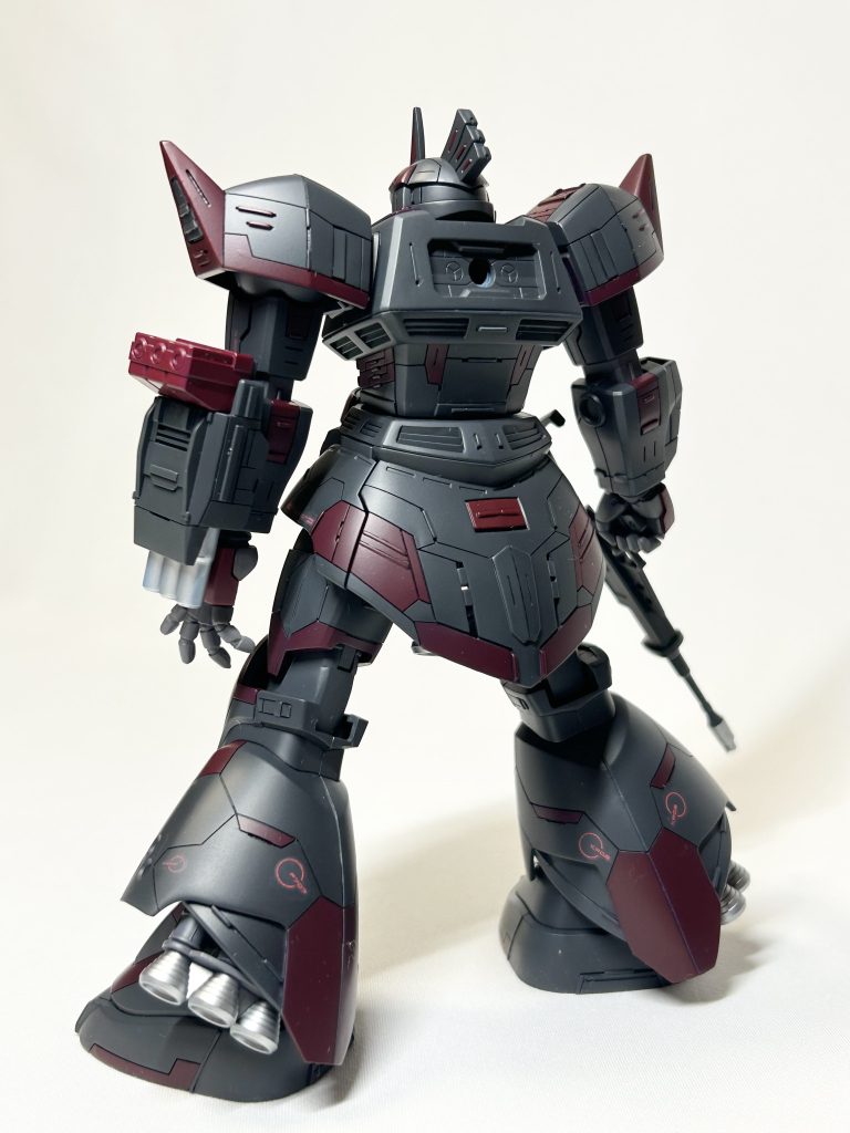 脚部は、膝関節部分で延長し、上半身とのバランスを調整しました。形状も変更し、バーニアを斜め後ろに移動させています。