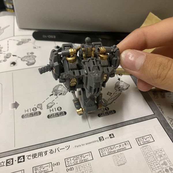 ヴィダールmg製作中です。このキットすごいですね。フレームのディテールがすごい、、！部分塗装するとさらに👍（2枚目）