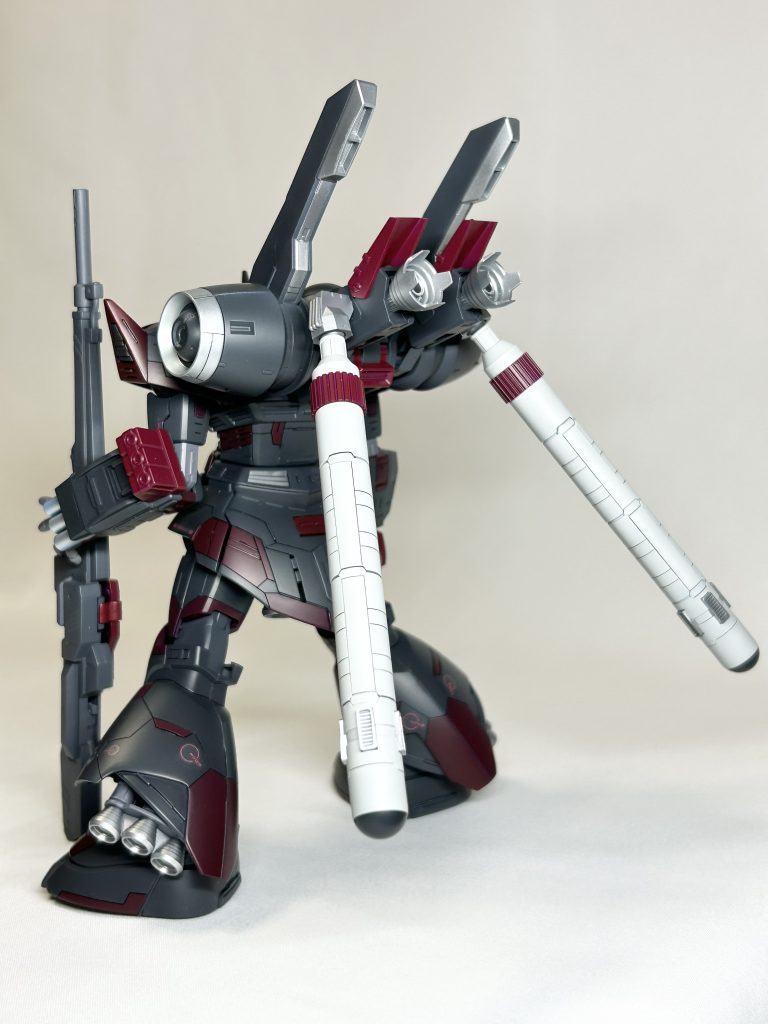 タンクはツルツルでしたので、パネルっぽくスジボリしました。