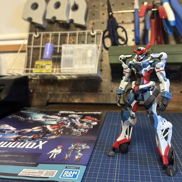 今回、GQキットを初めて触りました。ゲート処理は終わっています。水星キットを初めて触った時も、驚きと感動を覚えましたが、今回も、パーツのはめ込み方など、同様な感覚でございます。最早、ぱっと見フィギュアと見間違えるほどの造形！個人的な心配事は、細かい故のパーツ神隠しでございます！パーツは細かいですが、意外に組みやすい印象。現在、キットを眺めながら本編を思い出しつつ、制作コンセプト、方向性、完成イメージなど思案中でございます😊ニヤニヤしながら眺めて気持ち悪いと、ガン、、妻が言っている！ 