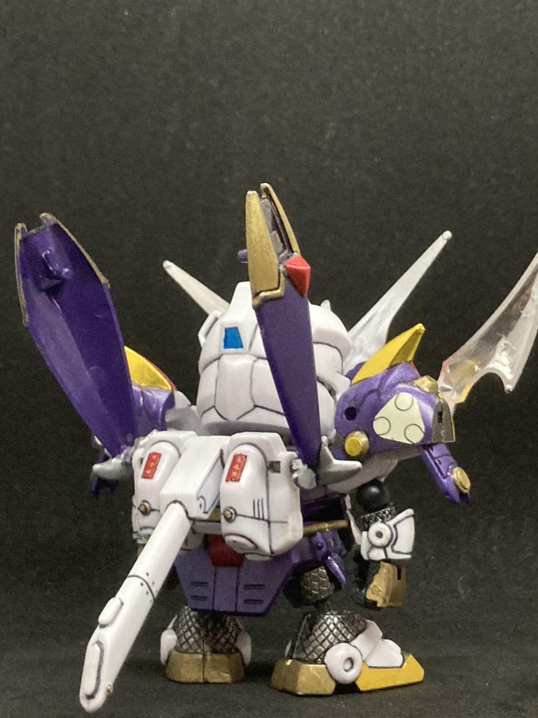 足部はプラバンを挟み込み横に伸長。手はホビーベースの関節技極め手を使用。箱絵の指差しポーズが可能になりました。