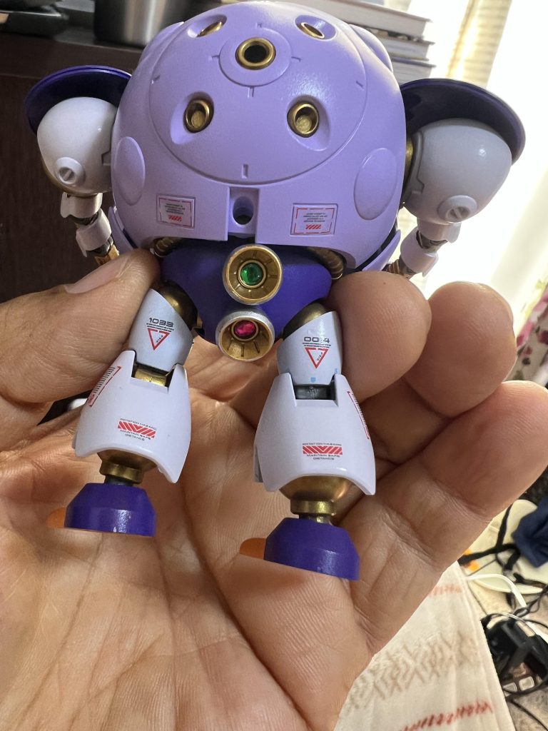 バーニアの中心塗るの大変なのでテキトーに市販のモノアイシール貼りました。発色が宝石みたいで気に入りました。