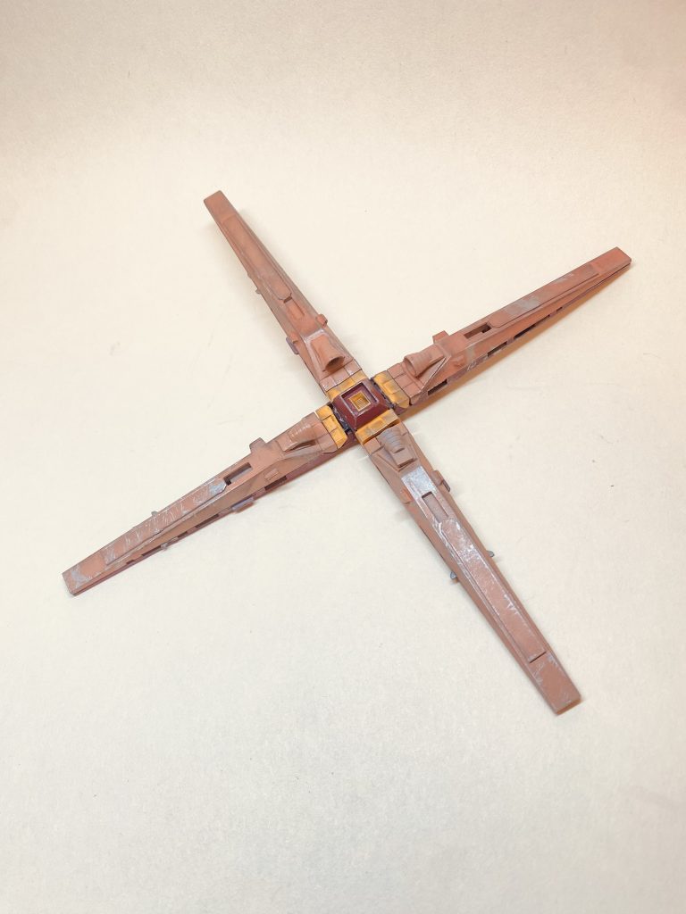 ファンネルはνガンダムのものを流用してます。名付けて「クロス・フィンファンネル」。敵の拘束などもこなせるスグレモノです。さらにバーニアもたくさんあるので、推進装置としての役割も果たせます。