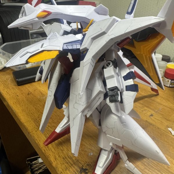 普段やらない筋彫りを見よう見まねでやってます。大きい機体なのでいい練習になります、（3枚目）