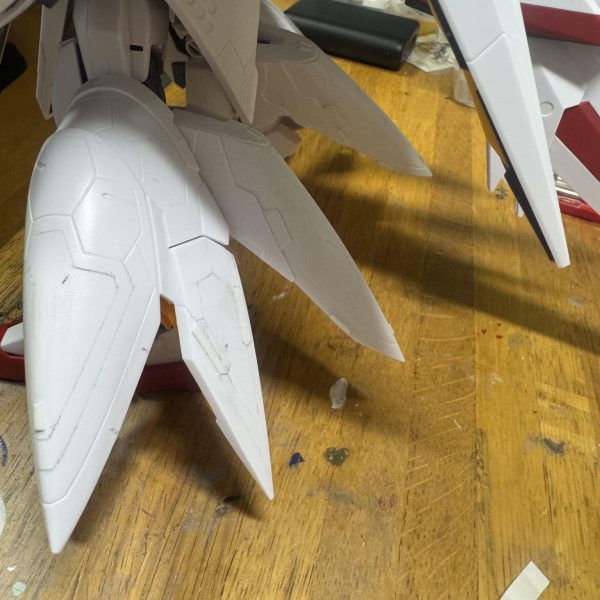 普段やらない筋彫りを見よう見まねでやってます。大きい機体なのでいい練習になります、（2枚目）