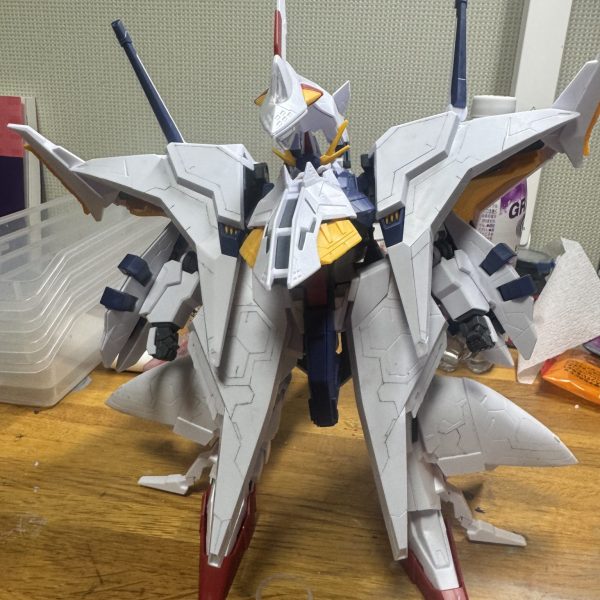 普段やらない筋彫りを見よう見まねでやってます。大きい機体なのでいい練習になります、（1枚目）