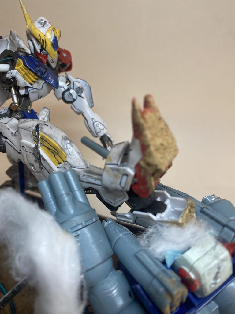 お互い戦闘でボロボロになりつつ、最後はバルバトスルプス の踵落としで決着！という瞬間のジオラマです。