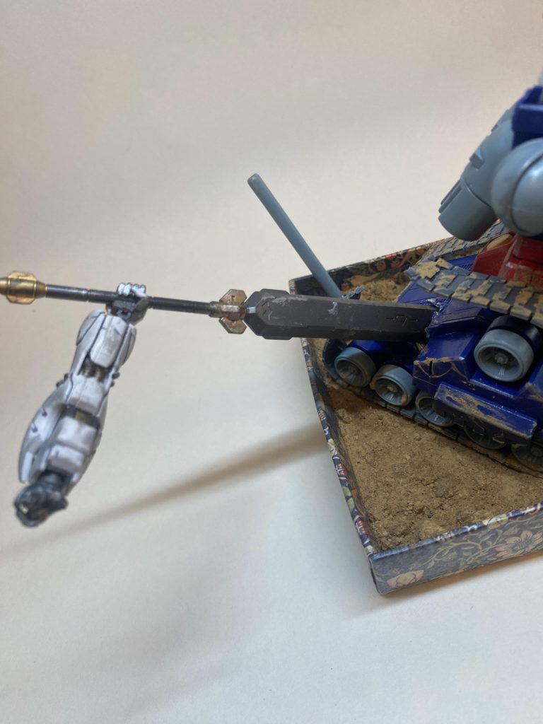 バルバトスルプス の片腕とソードメイスを突き刺してみました。なかなかかっこいいのではないでしょうか😎