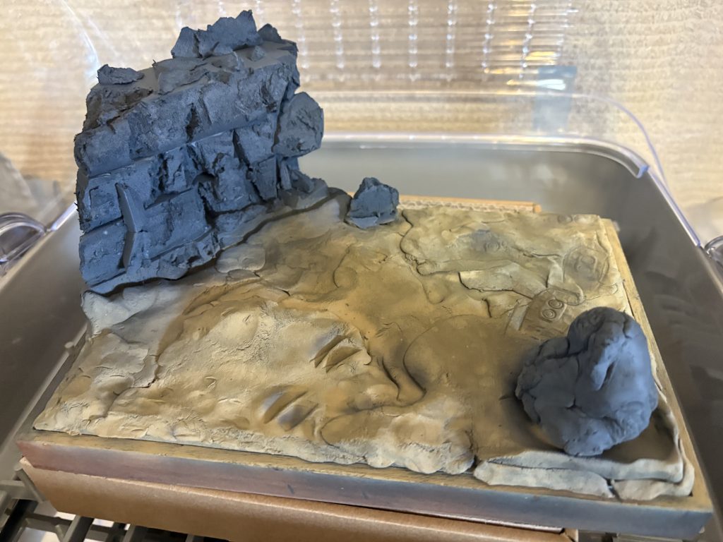 岩をグレーで自慢を砂っぽい色で塗ってみました。この段階でジオラマらしくなり、あたかも自分が神の申し子、日本に産み落とされた革命児、純正の天才であるかと錯覚しましたが、残念なことにその異名を冠したのはエアブラシでした。