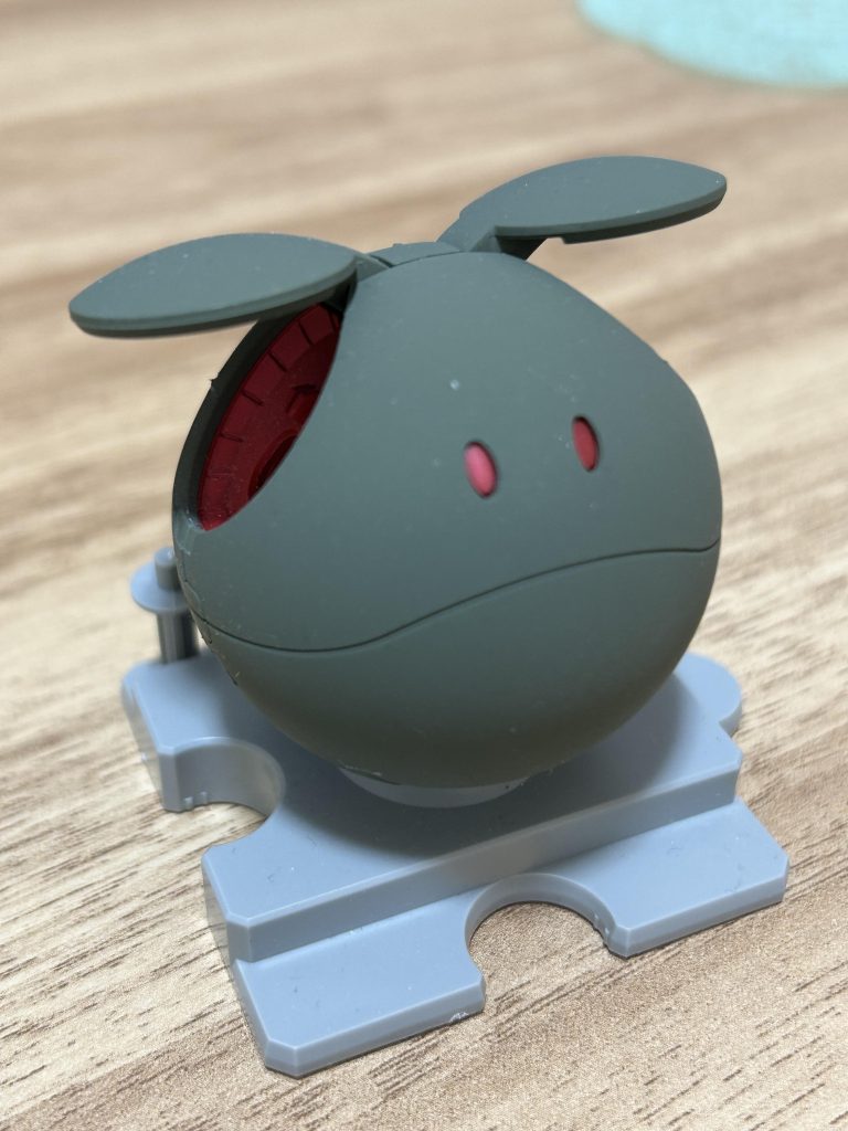 みなさん、ガンプラ制作暑い中ご苦労様ですこのハロは奥さん制作で、元々クリアグリーンだったのですが、奥さんの希望で私が塗装しました💦奥さん的にはもう少し明るい色が好みらしいので今度また制作します私もこの季節汗だくになりながら頑張ってます！水分補給などしながら、熱中症対策して無理なく楽しみましょう！