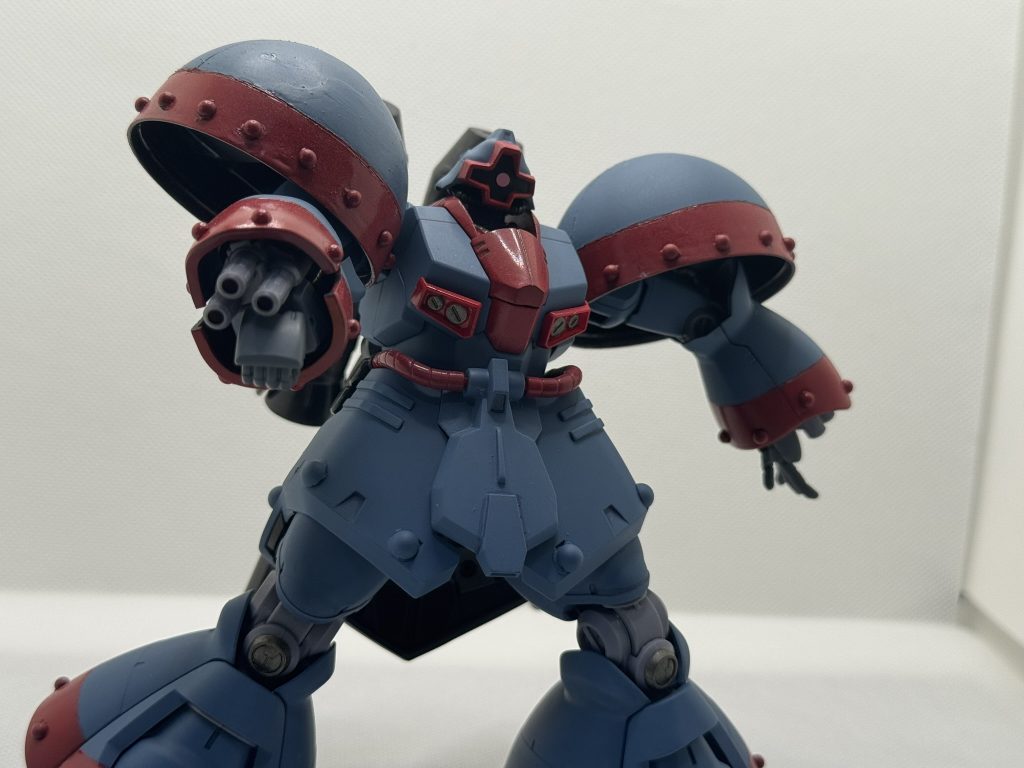 色味にだいぶ助けられてますが、特徴は生かしたかと思ってますｗドライセン頭は好きじゃないので余ってたドムトロで。肩はガシャポンのカプセルを加工しました。PP素材ということもあり、塗装はのらないし接着剤もつかないしこの部分だけは苦労しました💦カプセルの硬いほうを使えばよかった…それとGRのアイコンであるリベットも大変でした。100均のジュエルシールの大・小を使ってデコレート！最後につや消しトップコートを吹いています。