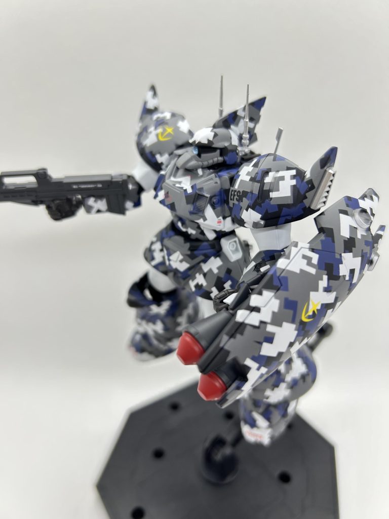 本来はベース色：ガンダムホワイト二段目：ニュートラルグレー三段目：ティターンズブルー２と終わる予定だったのですが、あまり白が目立たないと思い四段目：つや消しブラックをした結果、非常に「うるさい」迷彩となってしまいました💦四段目をしたのが間違いでした 