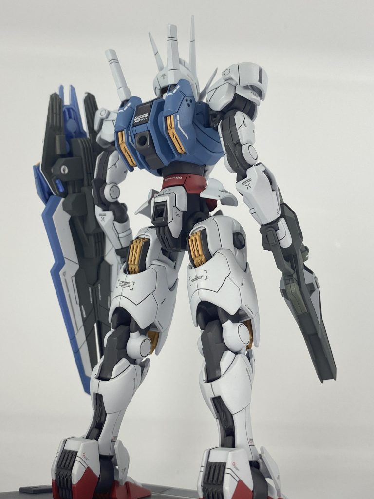 塗装を進めるにあたり、全面ヤスリがけ、筋彫り、そして部分改造も行いました。作業が甘かった部分もあると思いますが、初心者なりに製作しました！(gundam-kao6)以下、作業内容です