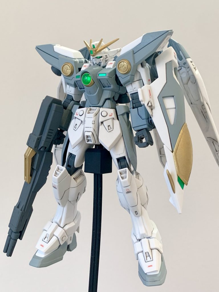 赤い部分と青い部分を2色のグレー（戦闘機などで使われるライトゴーストグレイとダークゴーストグレイ）で塗ってみましたが、あまり見分けられません。