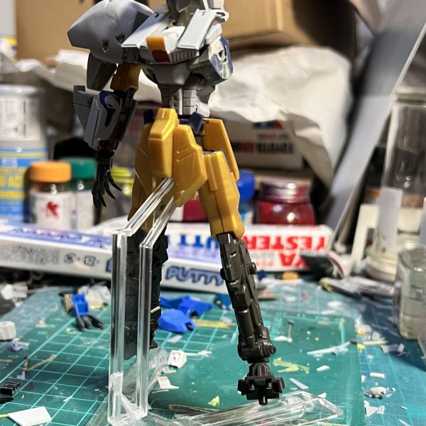 製作中のHG百式ベースレ⚪︎ドミラージュの経過報告です。腕はGユニット系のジャンクを使い手首はギアスのアレクサンダから流用しました。手首のカバーは最近のボークスのキットを参考にゴツめに作りました。腹パーツは百式の腹にエポパテを詰めて、リューターで削られるだけ削りくびれを作りました。蛇腹模様は人力で再現は無理があるので、かなり簡略化してプラ版を貼り付けました😅上半身はやっと完成が見えて来ました😄（4枚目）