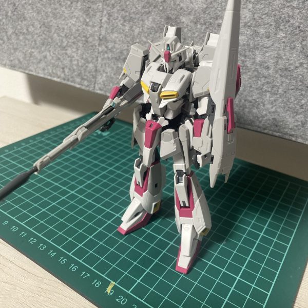 やっと素組がおわりました、昔から好きな機体だったので、手に入って嬉しいです足のピンク1部わざと変えていますアレンジ感をだしてみましたどう仕上げるかはきまってませんカードと同じポーズ取らせてみましたが手がうつってしまいました墨入れ等がんばります！！（1枚目）