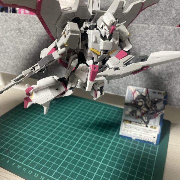やっと素組がおわりました、昔から好きな機体だったので、手に入って嬉しいです足のピンク1部わざと変えていますアレンジ感をだしてみましたどう仕上げるかはきまってませんカードと同じポーズ取らせてみましたが手がうつってしまいました墨入れ等がんばります！！（5枚目）
