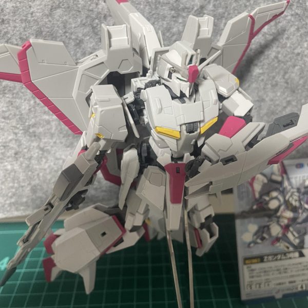 やっと素組がおわりました、昔から好きな機体だったので、手に入って嬉しいです足のピンク1部わざと変えていますアレンジ感をだしてみましたどう仕上げるかはきまってませんカードと同じポーズ取らせてみましたが手がうつってしまいました墨入れ等がんばります！！（2枚目）