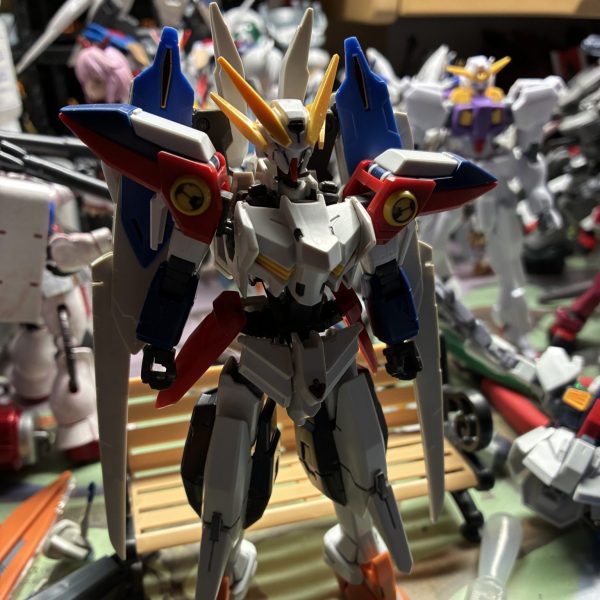 今回はHGキットを使って作っている途中のほんの少しだけゼータガンダムを意識したキメラ機体です。使用キットはガンダムハルート(顔、脚)ガンダムバエル(胸部、腰、背中)ウイングガンダムゼロ(肩、横アーマー)どう塗装するかは未だに決まっていません…（1枚目）