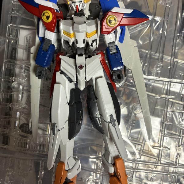 今回はHGキットを使って作っている途中のほんの少しだけゼータガンダムを意識したキメラ機体です。使用キットはガンダムハルート(顔、脚)ガンダムバエル(胸部、腰、背中)ウイングガンダムゼロ(肩、横アーマー)どう塗装するかは未だに決まっていません…（2枚目）