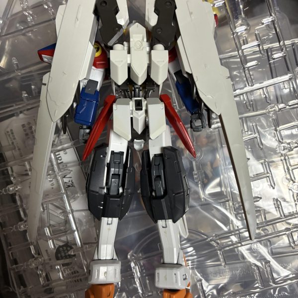 今回はHGキットを使って作っている途中のほんの少しだけゼータガンダムを意識したキメラ機体です。使用キットはガンダムハルート(顔、脚)ガンダムバエル(胸部、腰、背中)ウイングガンダムゼロ(肩、横アーマー)どう塗装するかは未だに決まっていません…（3枚目）