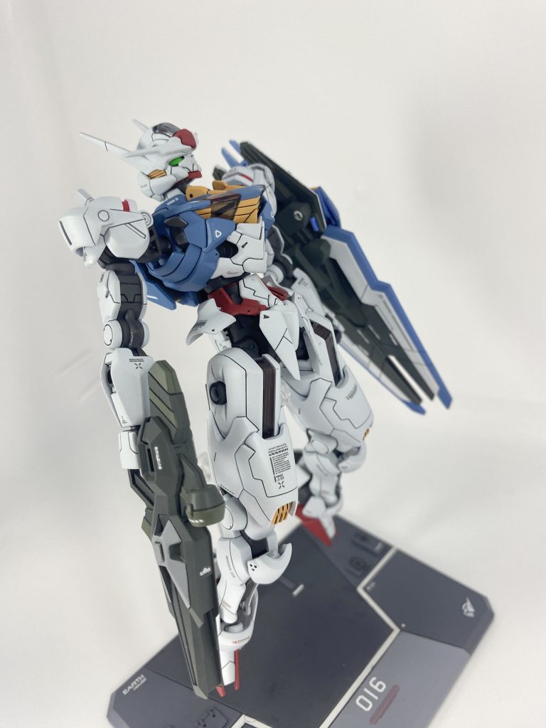 塗料には水性塗料、ガンダムマーカー、少しラッカー系塗料を使用しています！カメラアイ以外、全パーツに灰色サフを吹いています。　エアリアルの色合いですが、全体的に少しブルーがかっているように感じました。 そして、宇宙の青色光を反射しているようなイメージを持っていたので、ぴったりの塗料がありました！！　そう、それが「GQuuuuuuXカラー」です！(gundam-kao3)内部フレーム → GQuuuuuuXダークグレー外装白 → GQuuuuuuXホワイト外装青 → GQuuuuuuXブルー外装黄 → GQuuuuuuXイエロー外装赤 →GQuuuuuuXレッドカメラアイ → ガンダムマーカー銀の上にガイアカラー蛍光グリーンクリアパーツ内側 → ガンダムマーカーメタルレッド理想の色が調合なしで使えるのは、初心者の私にとって嬉しいです(gundam-kao4)塗装後は、水性クリアーで表面をツルツルに仕上げて、デカールを貼り、水性クリアーでサンド。最後に、クリアパーツ以外は水性プレミアムトップコート UVカットスムースクリアー つや消しで仕上げました！